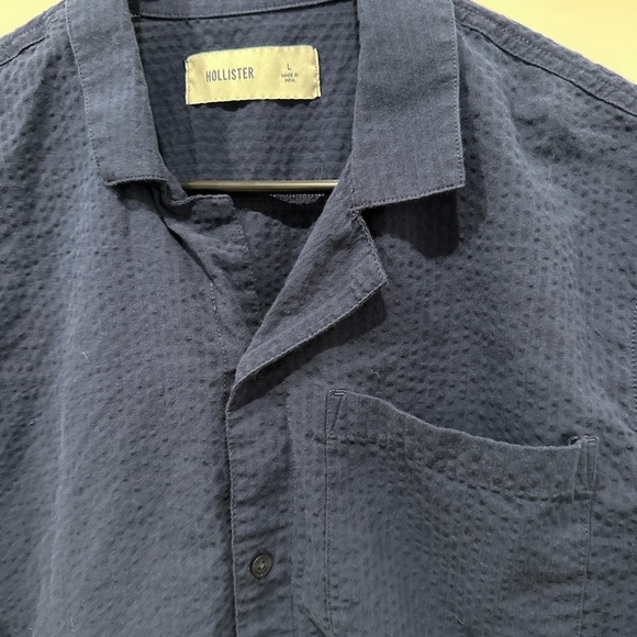 Hollister Men's Seersucker Navy Short Sleeve Button Down Shirt - Picture 2 of 4